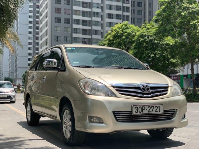 Bán xe Toyota Innova V số tự động 2.0 màu vàng cát rất đẹp