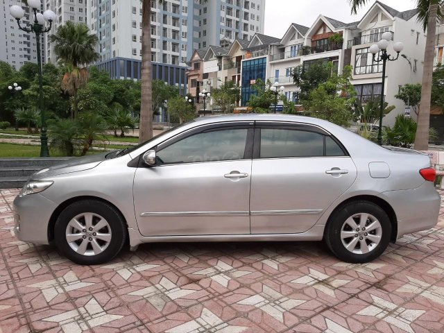 Cần bán xe Toyota Corolla Altis 1.8AT 2012, màu bạc, giá tốt