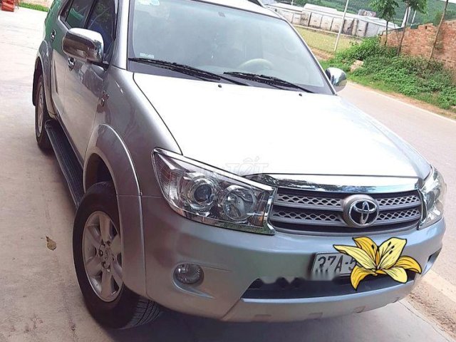 Bán Toyota Fortuner MT 2011, màu bạc, giá tốt0