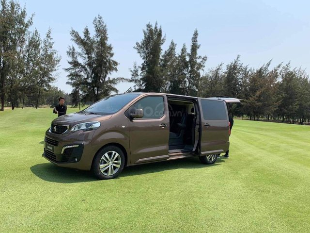 Bán xe ngay - Giá siêu tốt, Peugeot Traveller Premium đời 2019, màu nâu