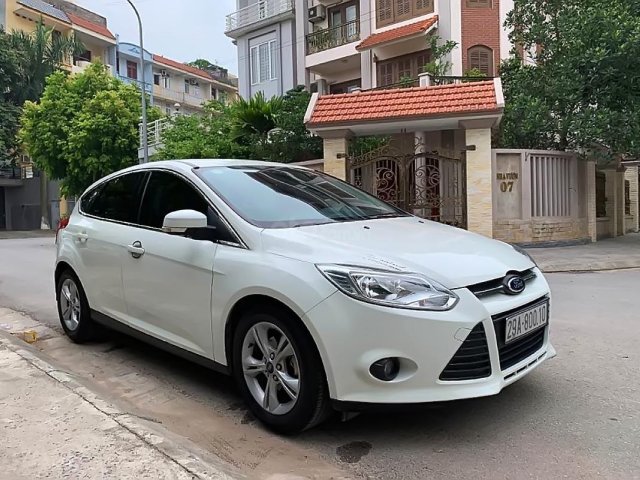 Bán Ford Focus sản xuất năm 2013 màu trắng, xe 1 chủ đi từ đầu, được giữ gìn, bảo dưỡng định kỳ đúng hạn