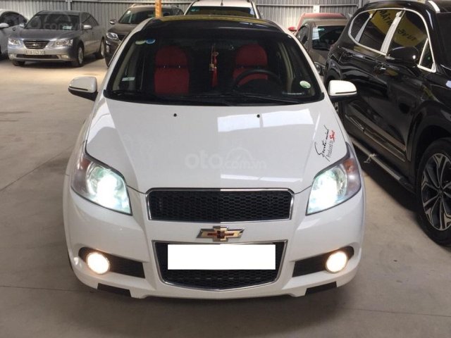 Bán Chevrolet Aveo LT 1.4MT, đời 2017, màu trắng, đi lướt, lên full đồ chơi