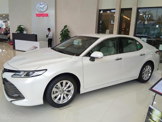 Cần bán Toyota Camry 2.0G năm sản xuất 2019, màu trắng, nhập khẩu nguyên chiếc