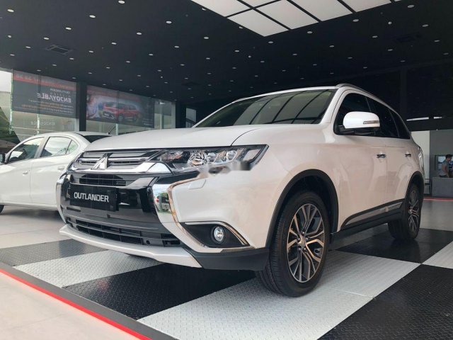 Cần bán lại xe Mitsubishi Outlander năm 2019, màu trắng0