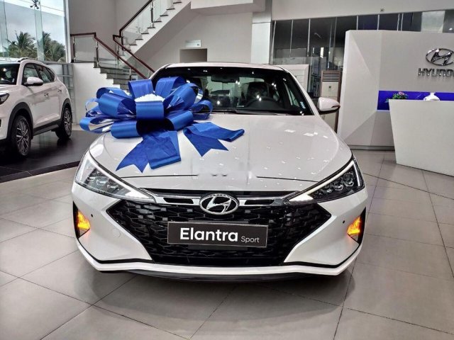 Cần bán Hyundai Elantra sản xuất năm 2019, màu trắng, xe nhập, giá tốt0