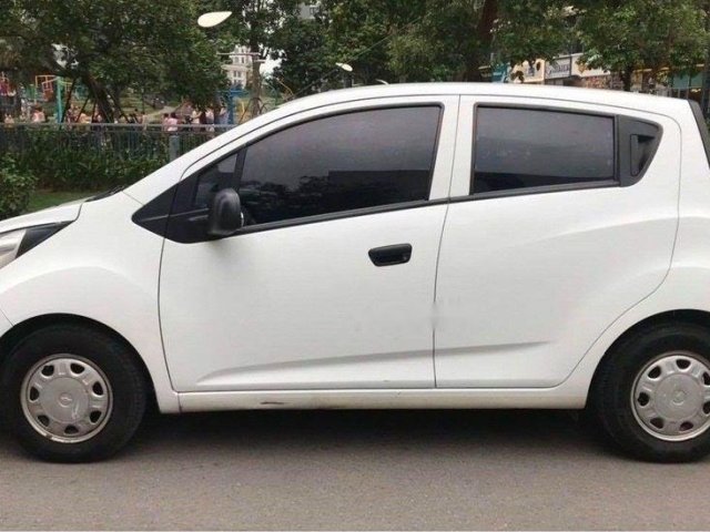 Cần bán gấp Chevrolet Spark sản xuất 2013, màu trắng còn mới 