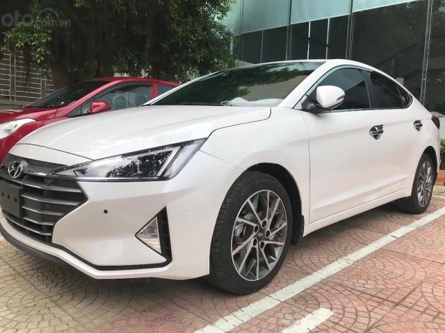 Bán Hyundai Elantra 2.0 AT 2019 hoàn toàn mới0