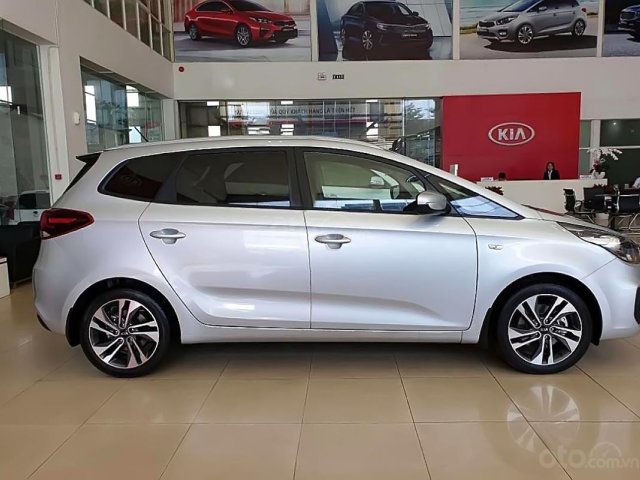 Cần bán xe Kia Rondo Standard MT sản xuất 2019, màu bạc0