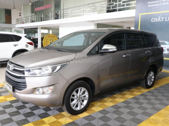 Cần bán xe Toyota Innova 2.0E MT sản xuất 2017, màu vàng đồng, giá tốt0