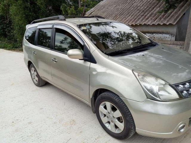 Gia đình bán Nissan Grand livina sản xuất năm 2011, màu vàng, nhập khẩu0