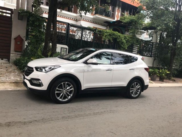 Bán Hyundai Santa Fe năm 2018, màu trắng, mới chạy 7000km