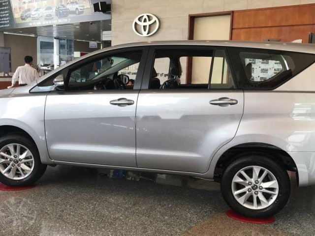 Bán Toyota Innova đời 2019, màu bạc

