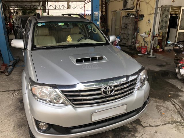 Cần bán Toyota Fortuner G 2014, màu bạc0