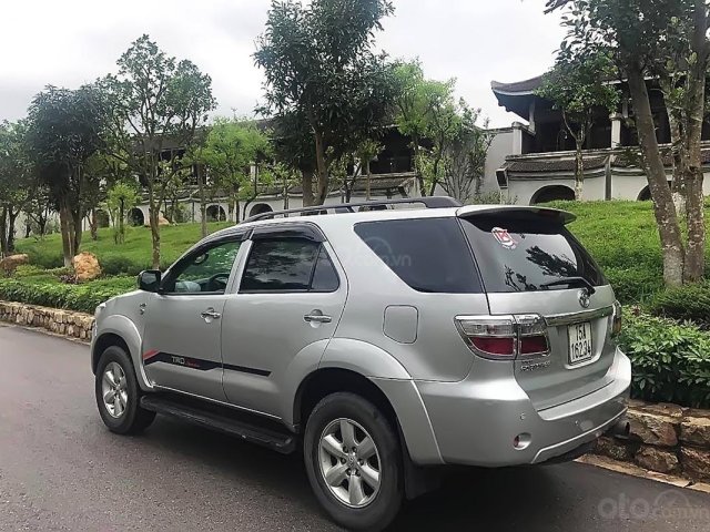 Bán Toyota Fortuner đời 2011, màu bạc0