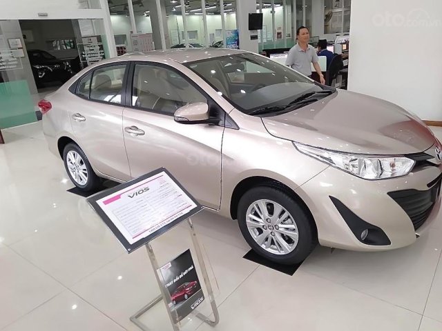 Bán xe Toyota Vios 1.5E CVT sản xuất 2018, màu bạc0