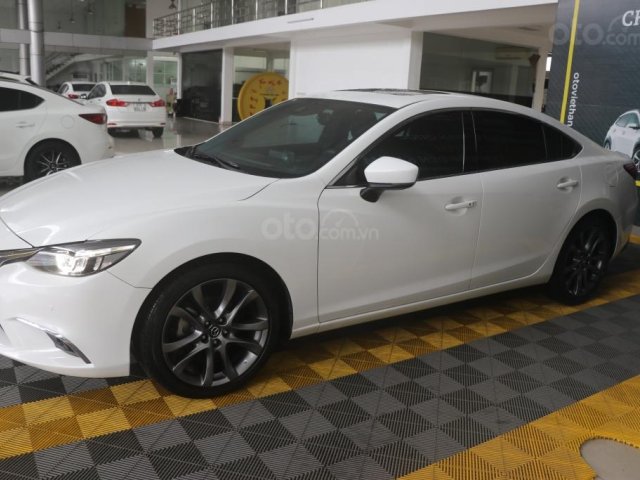 Bán Mazda 6 Premium 2.5AT năm sản xuất 2017, màu trắng, 858tr0