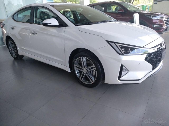 Elantra khuyến mãi 20 tr phụ kiện trong tháng 80