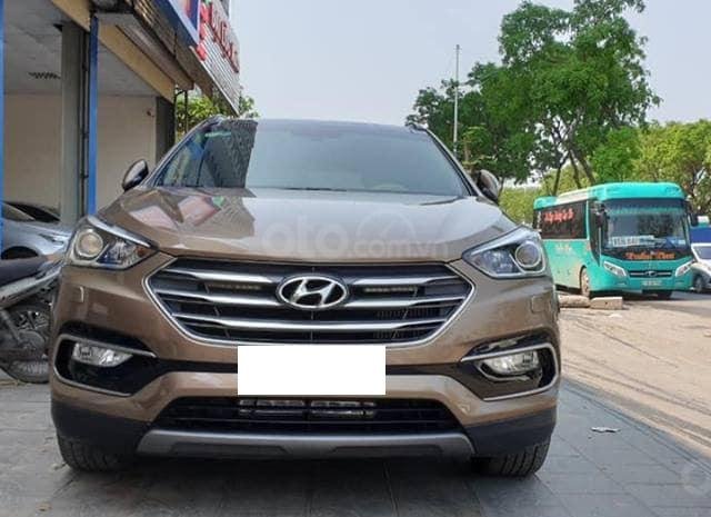 Hyundai SantaFe 2.2 4WD màu vàng, máy dầu sản xuất 2017 biển Hà Nội0