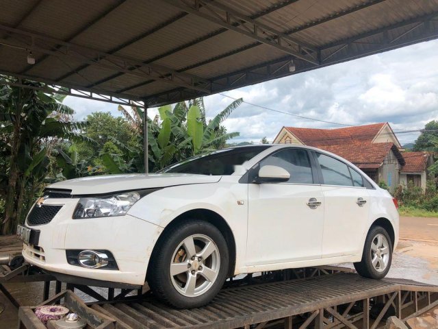 Bán Chevrolet Cruze đời 2011, màu trắng xe gia đình