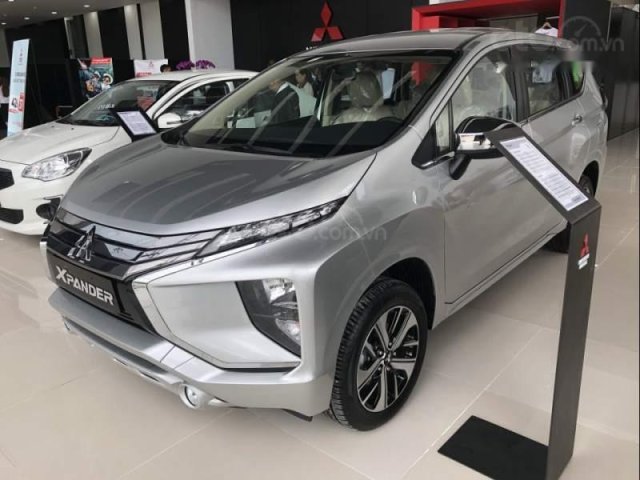 Bán xe Mitsubishi Xpander số tự động màu bạc, xe có sẵn, giao ngay. LH: 0911.82.15130