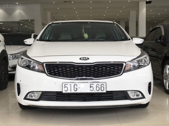 Bán gấp Kia Cerato 1.6AT 2017 full option, màu trắng, giá 550tr