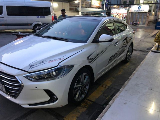 Bán xe Hyundai Elantra 2.0 AT năm sản xuất 2017, màu trắng