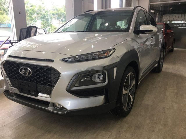 Cần bán Hyundai Kona sản xuất 2019, màu bạc0