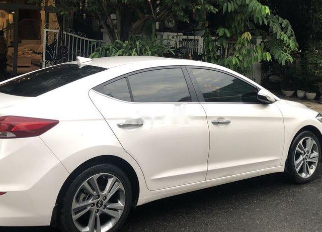 Bán Hyundai Elantra 2.0 AT đời 2017, màu trắng, xe nhập số tự động0