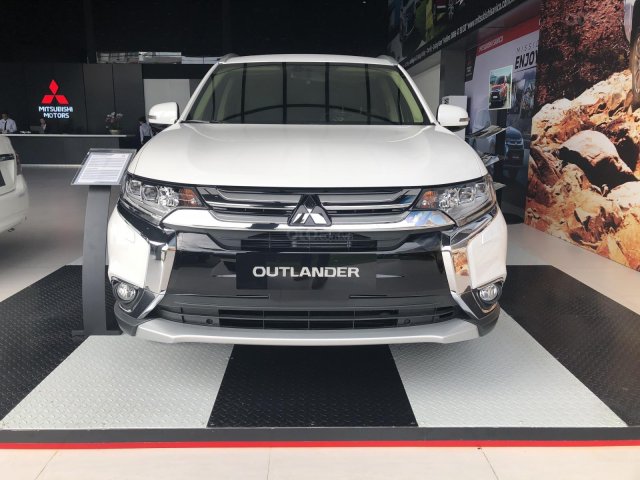 Khuyến mại cuối năm chiếc xe Mitsubishi Outlander sản xuất 2019, màu trắng, trả góp lãi suất thấp, giao hàng toàn quốc