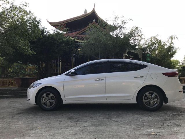 Gia đình bán xe Hyundai Elantra 2016, màu trắng