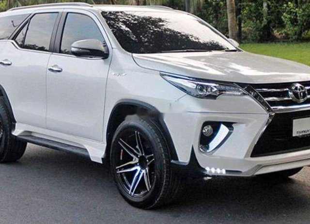 Cần bán xe Toyota Fortuner 2017, màu trắng0