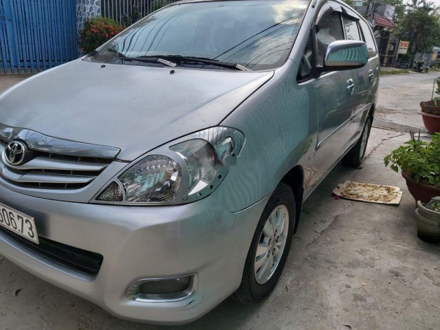 Gia đình bán xe Toyota Innova năm 2010, màu bạc, giá chỉ 415 triệu