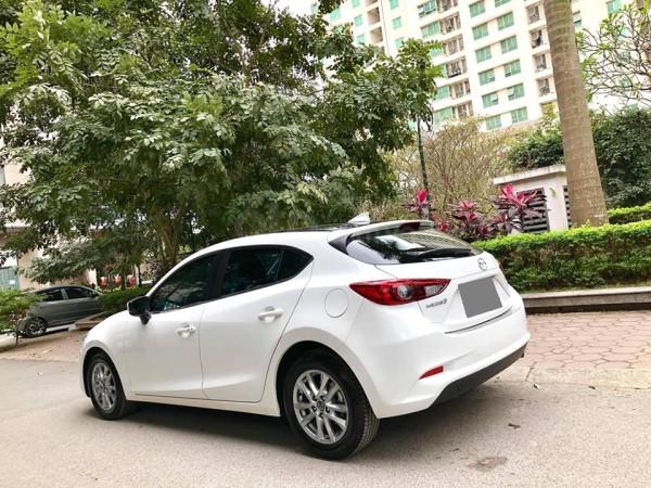 Gia đình cần bán Mazda 3 hatchback 2017, số tự động, màu trắng0