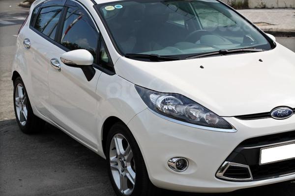 Gia đình cần bán Ford Fiesta 2011 Hatchback, số tự động, màu trắng