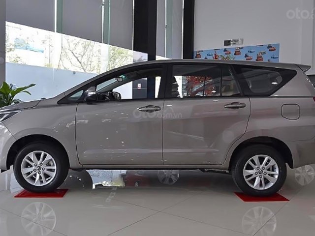 Bán Toyota Innova 2.0E đời 2019, màu xám. Xe mới hoàn toàn