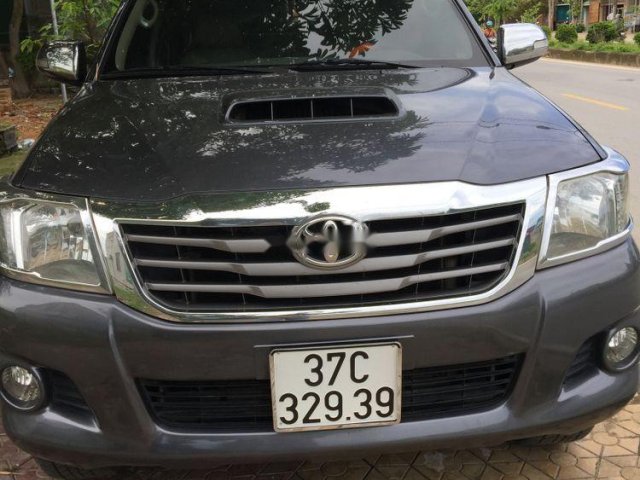 Cần bán xe Toyota Hilux sản xuất 2013, màu xám, giá tốt