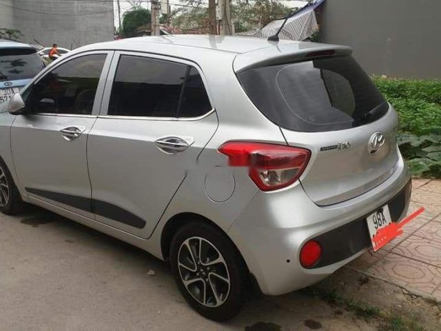 Hyundai Grand i10 đời 2017, màu bạc, xe đẹp đi rất gìn giữ0