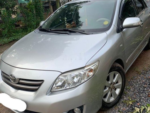 Gia đình bán Toyota Corolla Altis 1.8G năm 2010, màu bạc