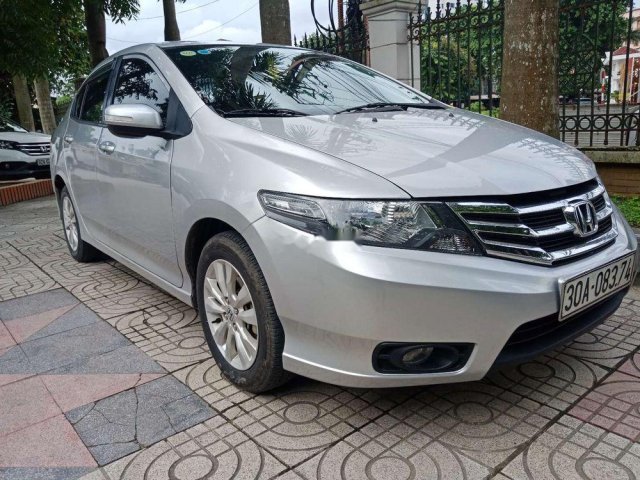 Cần bán gấp Honda City AT sản xuất năm 2014, màu bạc