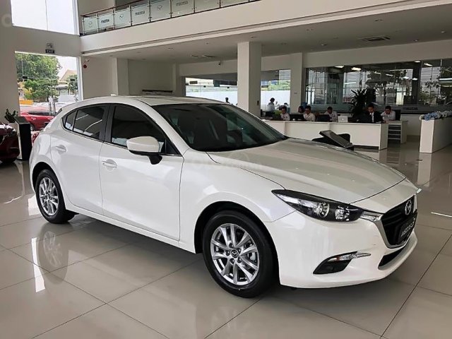 Cần bán xe Mazda 3 Luxury 2019, màu trắng, 669tr0