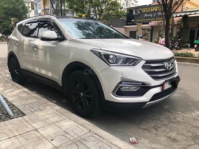 Bán xe Hyundai Santa Fe 2.4 full option, xăng, 4WD bản 2 cầu, xe ít đi, Sx 2016, Đk 2017