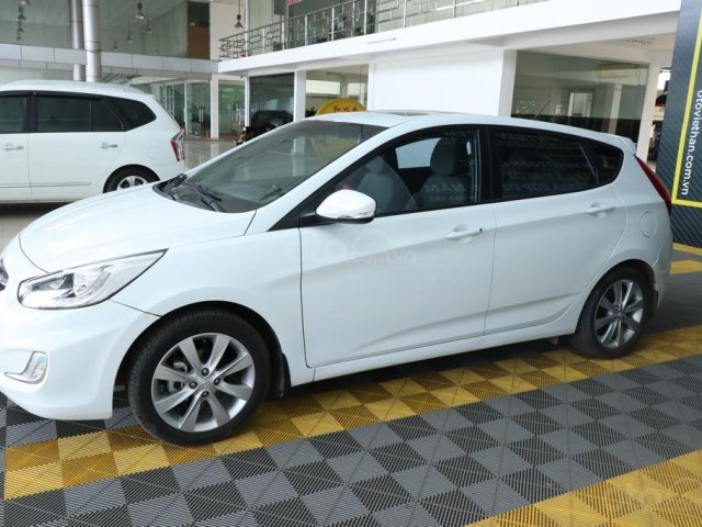 Bán Hyundai Accent Hatchback Blue 1.4AT sản xuất 2015, màu trắng, nhập khẩu