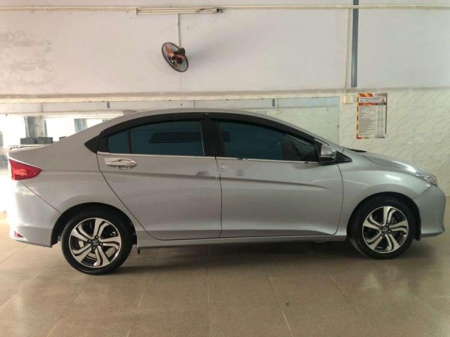 Cần bán Honda City AT năm sản xuất 2017, màu bạc0