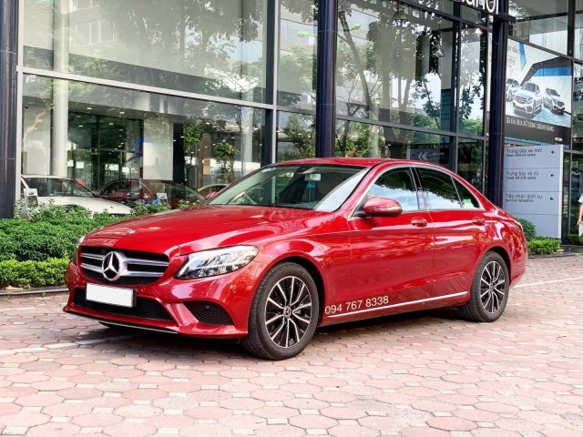 Cần bán gấp Mercedes C200 2019, màu đỏ, chạy lướt giá cực tốt0