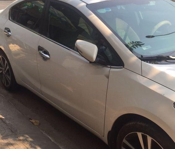 Cần bán Kia Cerato năm sản xuất 2018, màu trắng, giá 575tr0