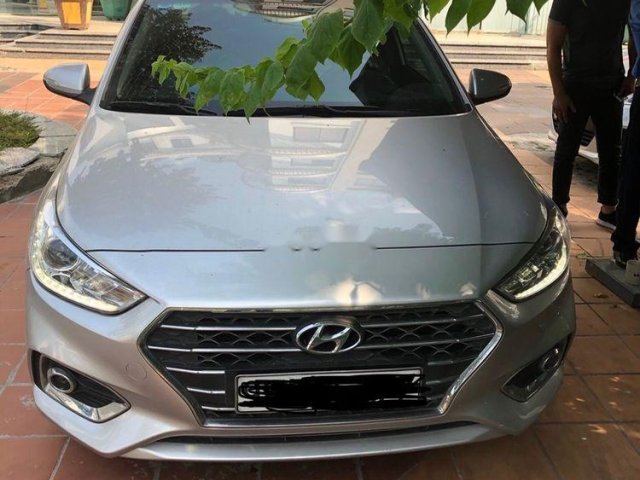 Cần bán xe Hyundai Accent 2018, màu bạc0