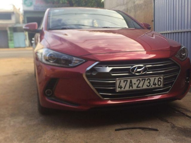 Cần bán Hyundai Elantra sản xuất 2017, màu đỏ, 500 triệu0