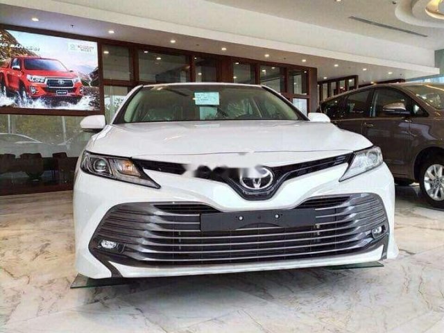 Bán Toyota Camry 2.0G 2019, màu trắng, xe nhập. Giao ngay