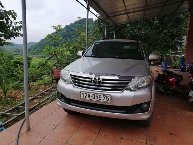 Cần bán xe Toyota Fortuner AT 2012, màu bạc0