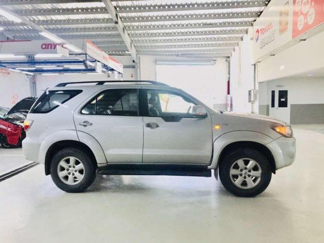 Bán Toyota Fortuner AT 2011, màu bạc chính chủ0